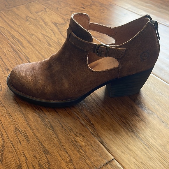 Size 7 Brown Born suede bootie with zipper back - Picture 2 of 6